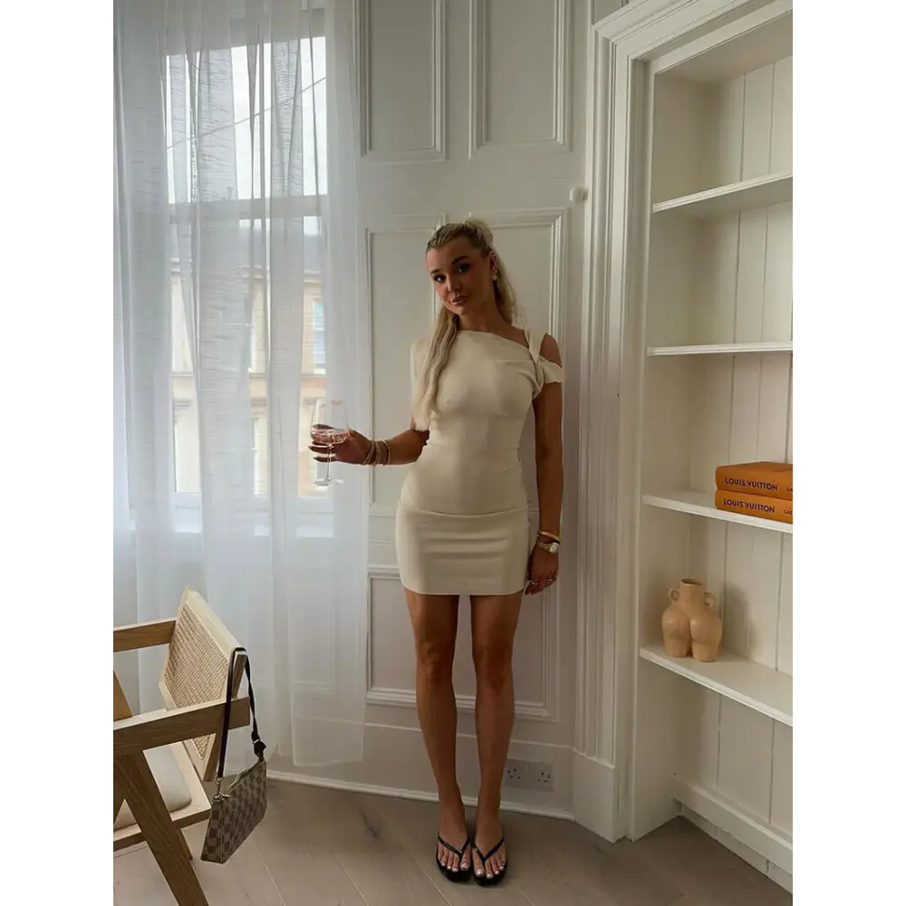 Kylie Twisted Minikleid Off-Shoulder – Trendiges asymmetrisches Kleid für jeden Anlass
