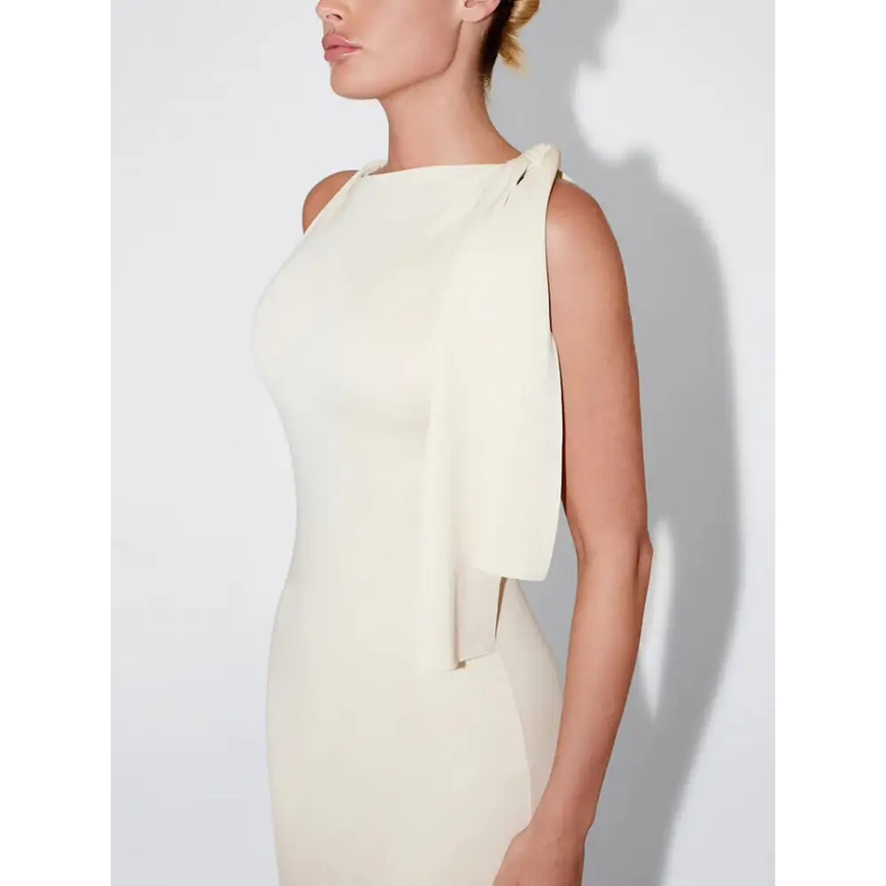 Kylie Knotted Maxikleid – One-Shoulder Kleid mit Knotendetail