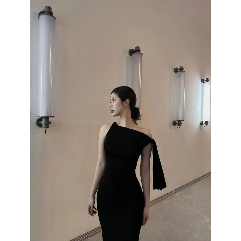 Kylie Knotted Maxikleid – One-Shoulder Kleid mit Knotendetail