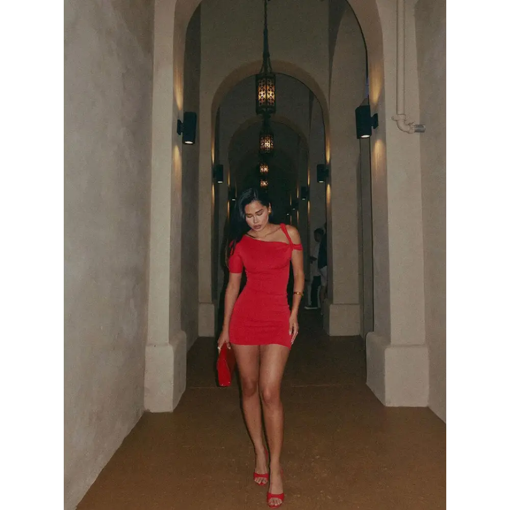 Kylie Twisted Minikleid Off-Shoulder – Trendiges asymmetrisches Kleid für jeden Anlass